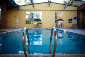 Una piscina al aire libre de temporada
