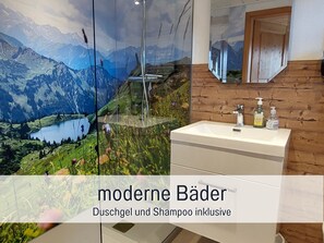 Haartrockner, HandtĂŒcher, Seife, Toilettenpapier