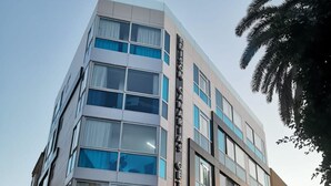 A modern building with a restaurant on the ground floor. - Apartment in Las Palmas Near Las Canteras Beach (Las Palmas de Gran Canaria)