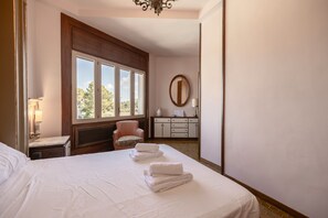 9 bedrooms, iron/ironing board, WiFi, bed sheets