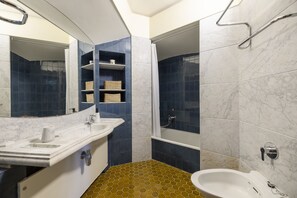 Dusch, hårtork och handdukar