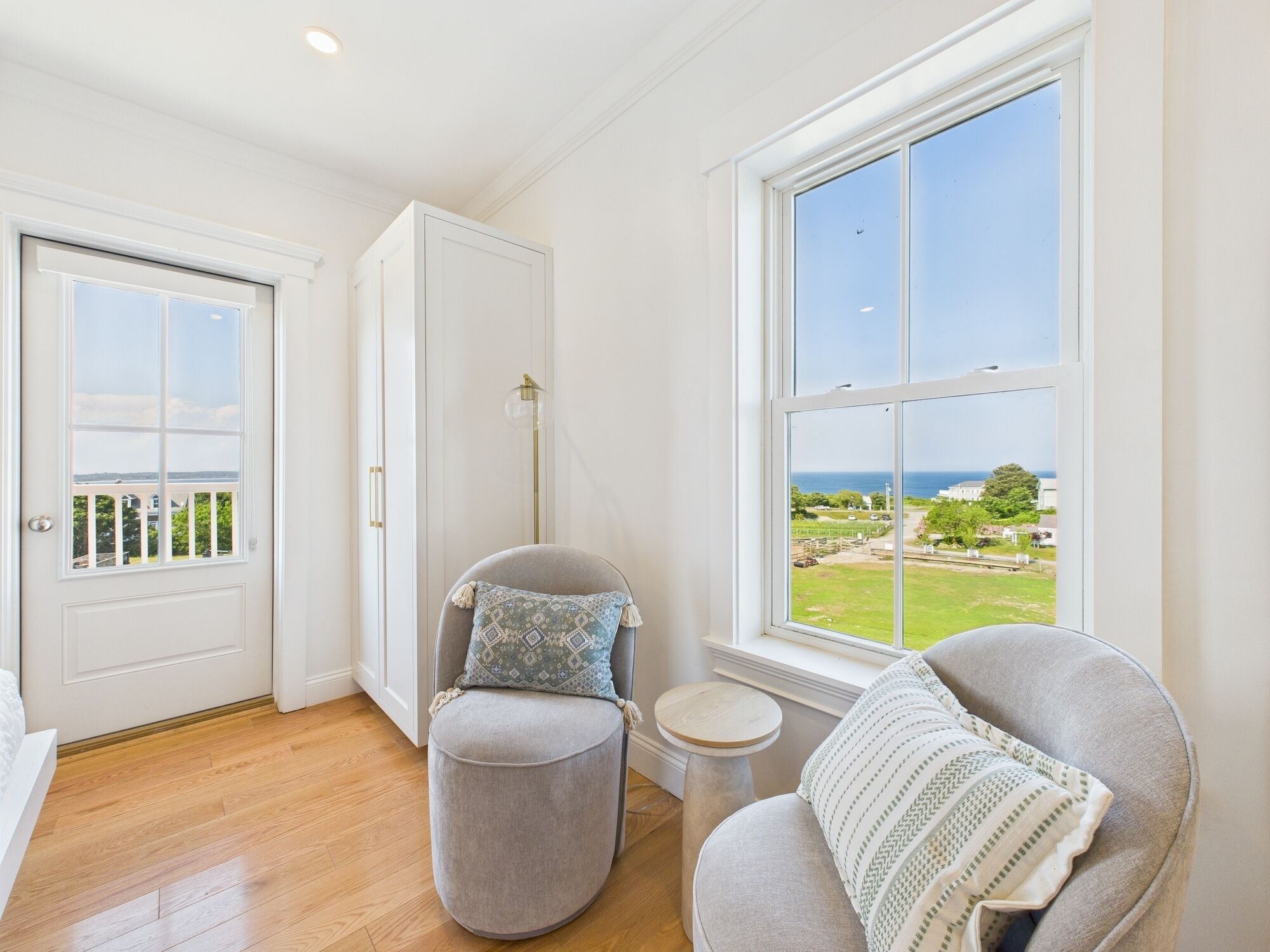 Room 202 | Cortinas blackout, tabla de planchar con plancha y wifi gratis 