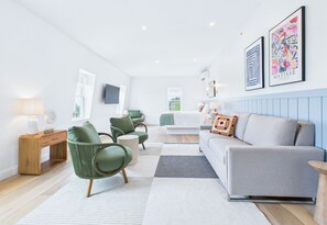 Room 303 | Blackout curtains, iron/ironing board, free WiFi, bed sheets - Eureka Hotel (New Shoreham)