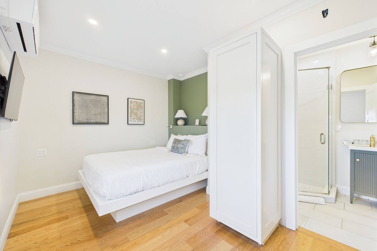 Room 203 | Blackout drapes, iron/ironing board, free WiFi, bed sheets