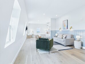 Estudi en suite superior | Cortines opaques, planxa i posts de planxar i wifi gratuïta 