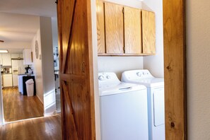 Interior - Cozy Farmhouse in charming Kennewick. (Kennewick)