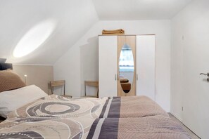 2 bedrooms, iron/ironing board, WiFi, bed sheets