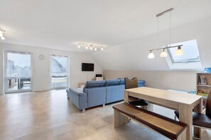 Fernseher, DVD-Player, Stereoanlage