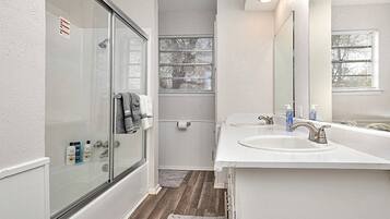 Haartrockner, Handtücher, Seife, Toilettenpapier