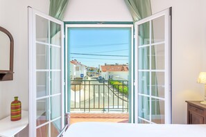2 bedrooms, iron/ironing board, WiFi, bed sheets - Holiday Home 'Margarida' with Private Terrace, Balcony and Wi-Fi (Longueira/Almograve)
