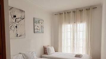 2 chambres, fer et planche à repasser, Wi-Fi, draps fournis