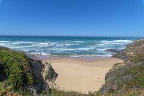 Beach nearby - Holiday Home 'Margarida' with Private Terrace, Balcony and Wi-Fi (Longueira/Almograve)