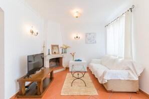 TV, fireplace - Holiday Home 'Margarida' with Private Terrace, Balcony and Wi-Fi (Longueira/Almograve)