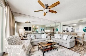 콘도, 침대(여러 개) (Sterling Sands 606) | 거실 공간