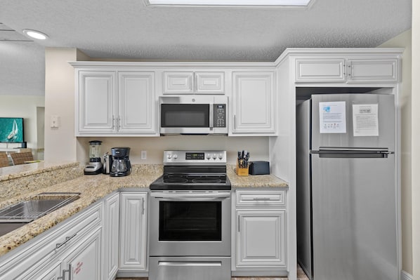 Appart'hôtel, plusieurs lits (Sterling Sands 606) | Cuisine privée