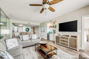 콘도, 침대(여러 개) (Sterling Sands 606) | 거실 공간