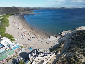 On the beach, black sand - Rayentray las Restingas (Puerto Piramides)