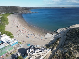 En la playa, arena negra