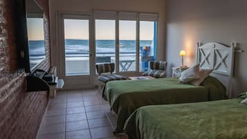 Standaard kamer, uitzicht op strand | Een minibar, een kluis op de kamer, verduisterende gordijnen