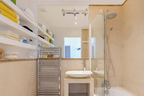 Apartamento conforto, vista para a cidade | Banheiro