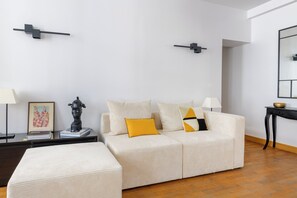 Apartamento conforto, vista para a cidade | Área de estar