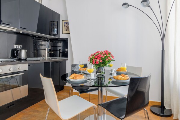 Apartamento Confort, vistas a la ciudad | Servicio de comidas en la habitación