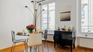 Comfort Apartment, City View | In-room dining