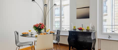 Appartement Confort, vue sur la ville | Repas dans la chambre