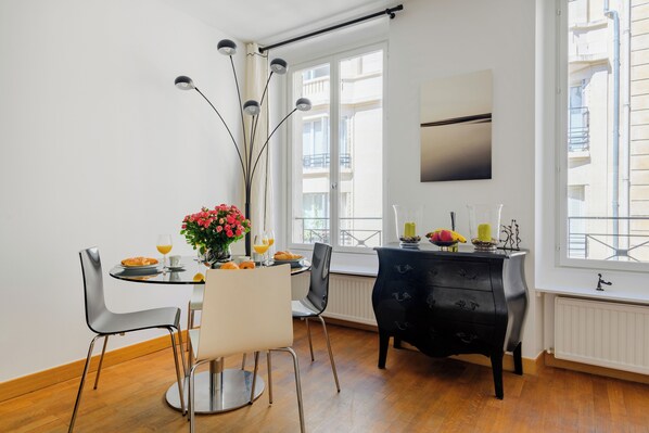 Comfort Apartment, City View | In-room dining