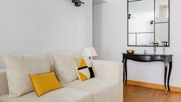 Comfort Apartment, City View | Living area