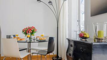 Comfort Apartment, City View | In-room dining