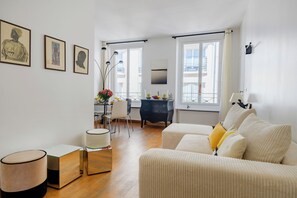 Comfort Apartment, City View | Living area