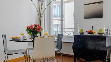 Comfort Apartment, City View | In-room dining