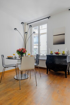 Comfort Apartment, City View | In-room dining