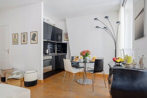 Comfort appartement, uitzicht op de stad | Dineren op de kamer