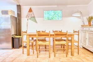 Dining - Gîte Le Martin Pêcheur - Domaine l'Étang des Mirandes with Shared Pool (Varaignes)