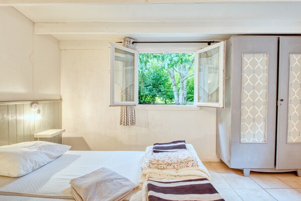 3 bedrooms, bed sheets