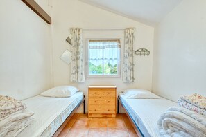 3 bedrooms, bed sheets