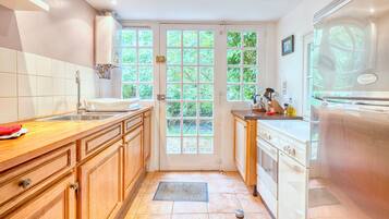 KylskÄp, mikrovÄgsugn, ugn och spishÀll