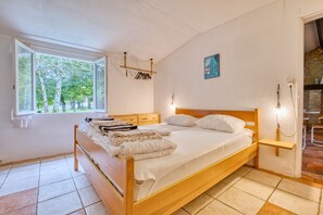 1 bedroom, bed sheets