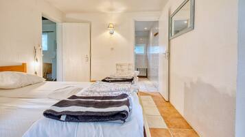 1 bedroom, bed sheets