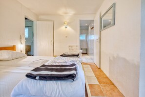 1 bedroom, bed sheets