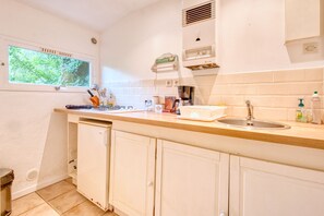 冷蔵庫、電子レンジ、コンロ、コーヒー / ティーメーカー