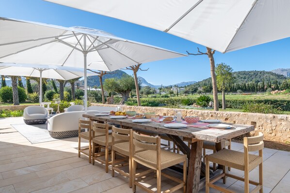 Outdoor dining
