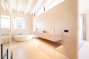 Shower, hair dryer, towels - Country House 'Coral' with Mountain View, Wi-Fi and Air Conditioning (Illes Balears)