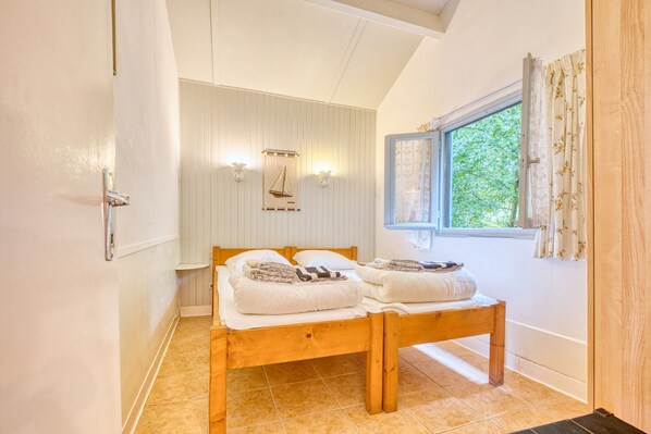 2 bedrooms, bed sheets