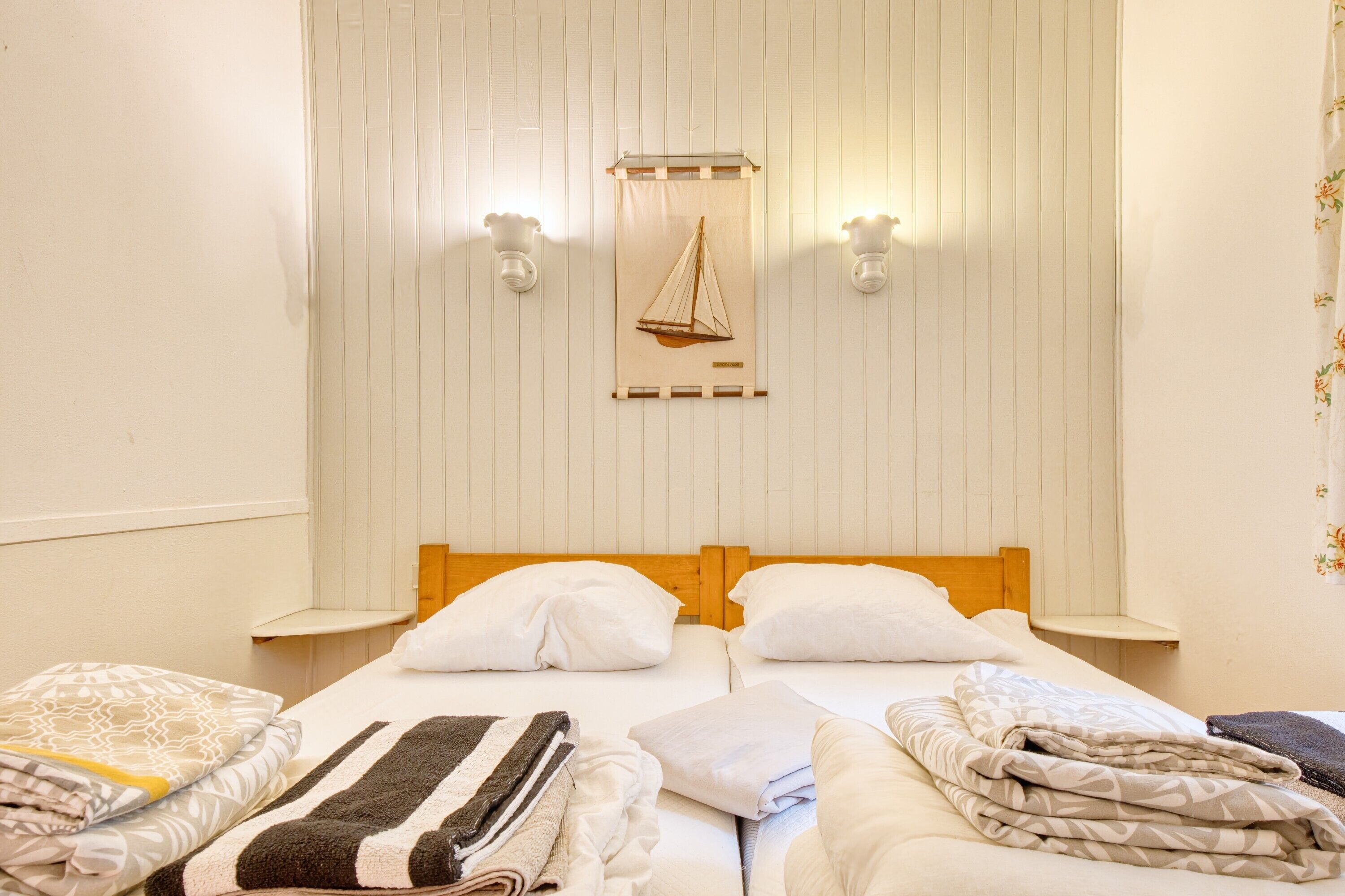 2 bedrooms, bed sheets