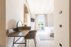 4 habitaciones, tabla de planchar con plancha, wifi y ropa de cama 