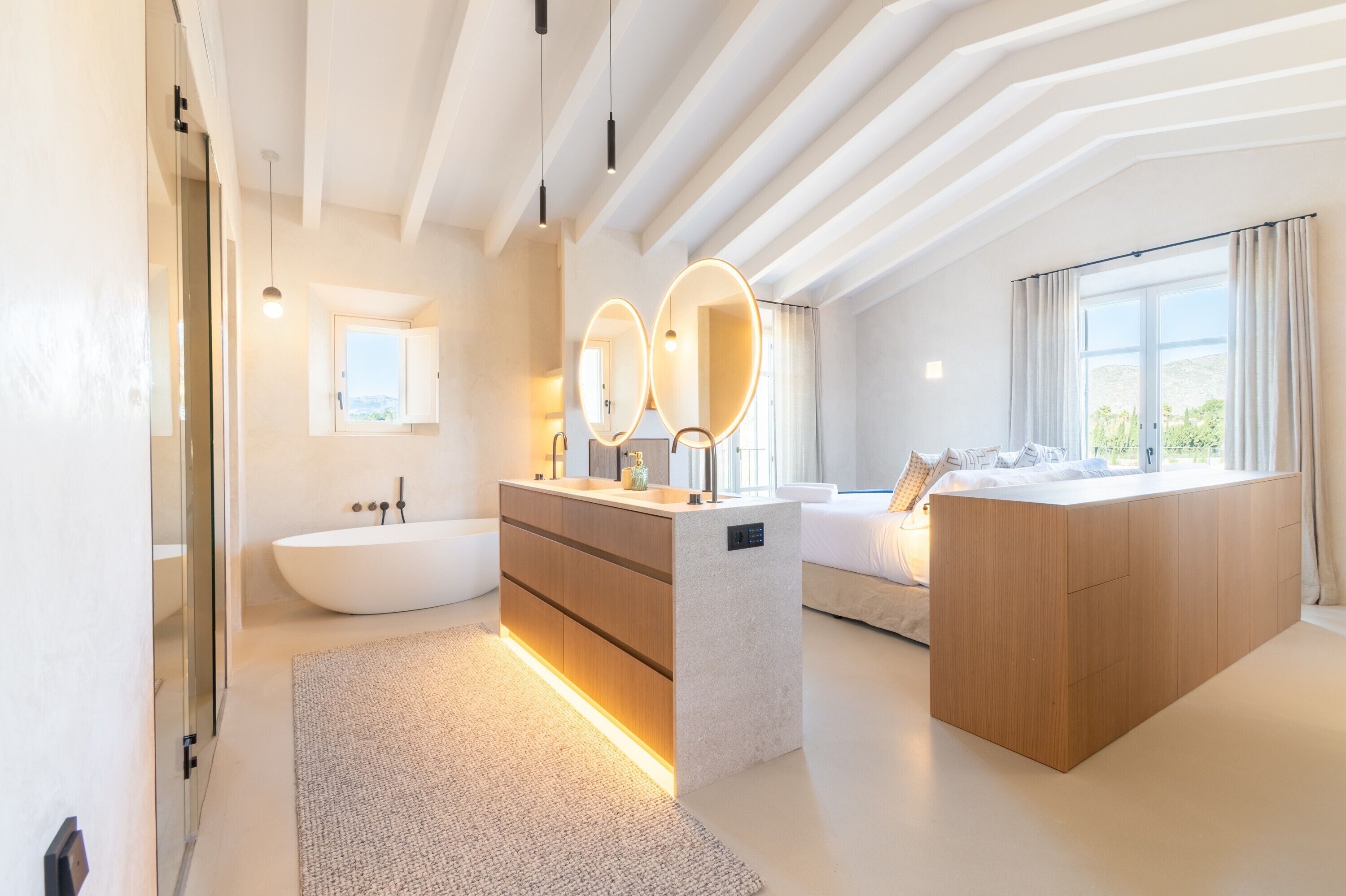 4 habitaciones, tabla de planchar con plancha, wifi y ropa de cama 