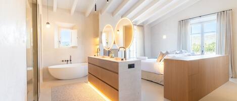 4 habitaciones, tabla de planchar con plancha, wifi y ropa de cama